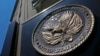 Esta foto de archivo del 21 de junio de 2013 muestra el sello colocado en el frente del edificio del Departamento de Asuntos de Veteranos en Washington.