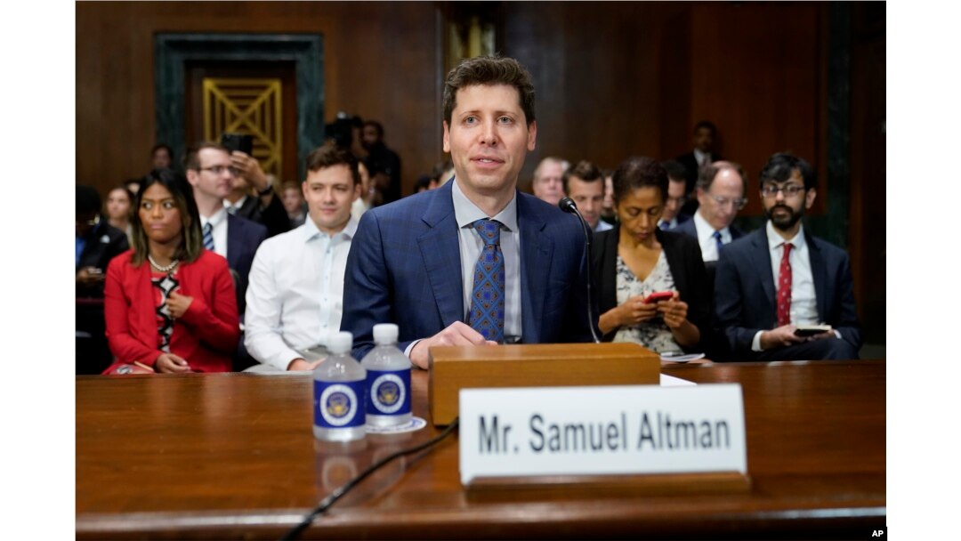 CEO OpenAI Sam Altman tiba di sidang Subkomite Kehakiman Senat untuk Privasi, Teknologi, dan Hukum tentang kecerdasan buatan, Selasa, 16 Mei 2023, di Capitol Hill di Washington. (Foto: AP)