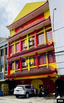 Lautze Mosque in the midst of shophouses in Sawah Besar District, Central (Jakarta.Devianti Faridz and Ahadian Utama/VOA)