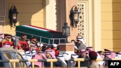 Peti jenazah yang membawa jasad Emir Sheikh Nawaf al-Ahmad Al-Sabah dibawa keluar dari Masjid Bilal bin Rabah di Kuwait City menjelang pemakamannya pada 17 Desember 2023. (Foto: AFP/Yasser Al-Zayyat)