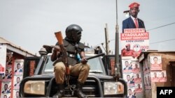 Un policiers devant les locaux de la Plateforme d'unité nationale (NUP) à Kavule, dans la banlieue de la capitale Kampala.