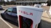 Un conductor recarga la batería de su auto Tesla en una estación Supercharge en Chateauvillain, Francia, el 20 de febrero de 2023.