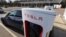Un conductor recarga la batería de su auto Tesla en una estación Supercharge en Chateauvillain, Francia, el 20 de febrero de 2023.