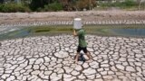 ویت نام کے ایک گاؤں میں ایک شخص خشک تالاب کے کنارےأ19 مارچ 2024 -فائل فوٹو