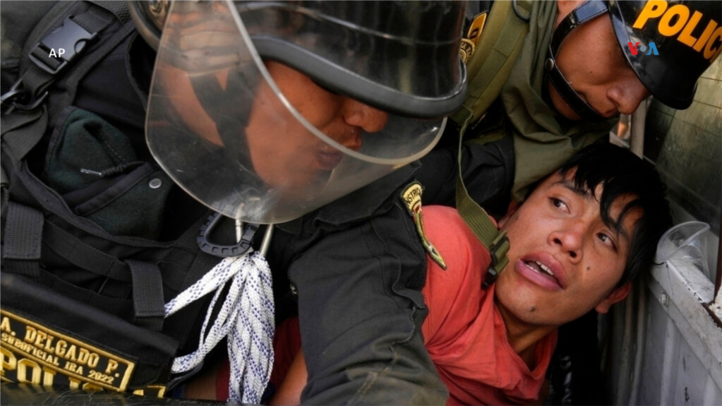  Un manifestante contra el gobierno, que viajó a la capital para marchar contra la presidenta peruana Dina Boluarte, es detenido en enfrentamientos con la policía en Lima, Perú, el 19 de enero de 2023.   