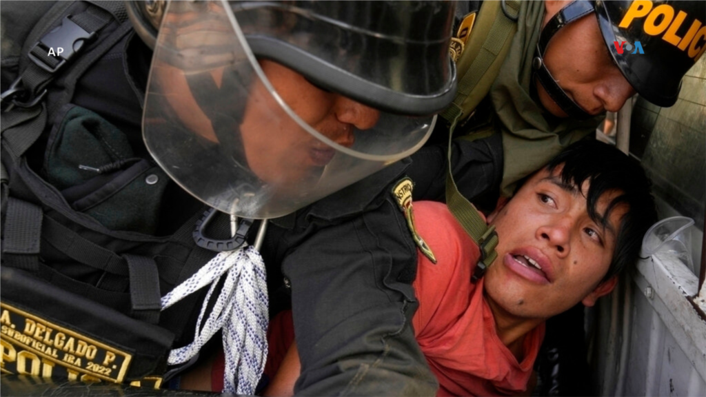  Un manifestante contra el gobierno, que viajó a la capital para marchar contra la presidenta peruana Dina Boluarte, es detenido en enfrentamientos con la policía en Lima, Perú, el 19 de enero de 2023. &nbsp; 