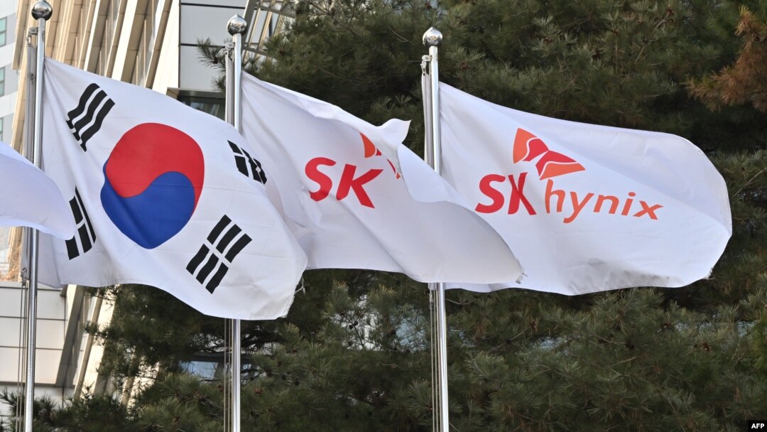 韩国芯片制造商SK海力士公司建筑外，韩国国旗与该公司的旗帜在飘扬。 （2024年1月25日）