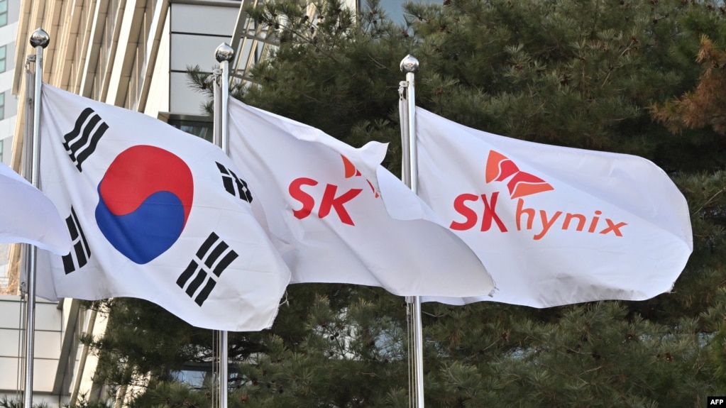 韩国芯片制造商SK海力士公司建筑外，韩国国旗与该公司的旗帜在飘扬。 （2024年1月25日）(photo:VOA)