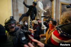 Demonstran pendukung Trump menyerbu Gedung Capitol Amerika Serikat untuk memprotes pengesahan hasil pemilu presiden 2020 oleh Kongres, di Washington, D.C., 6 Januari 2021. (Foto: REUTERS/Ahmed Gaber)