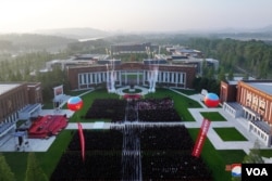 22일 북한 김정은 국무위원장이 조선로동당 중앙간부학교 준공식에 참석했다. 우측 건물 외벽에도 김정은 위원장의 초상화가 선대 지도자들 초상화와 나란히 걸려 있다. (사진출처: 조선중앙통신)