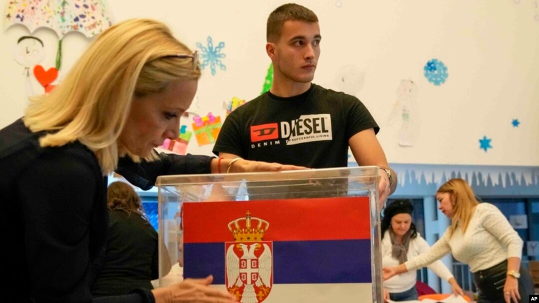 Detalj sa jednog od izbornih mesta u Beogradu u decembru 2023. (Foto: AP/Darko Vojinovic)
