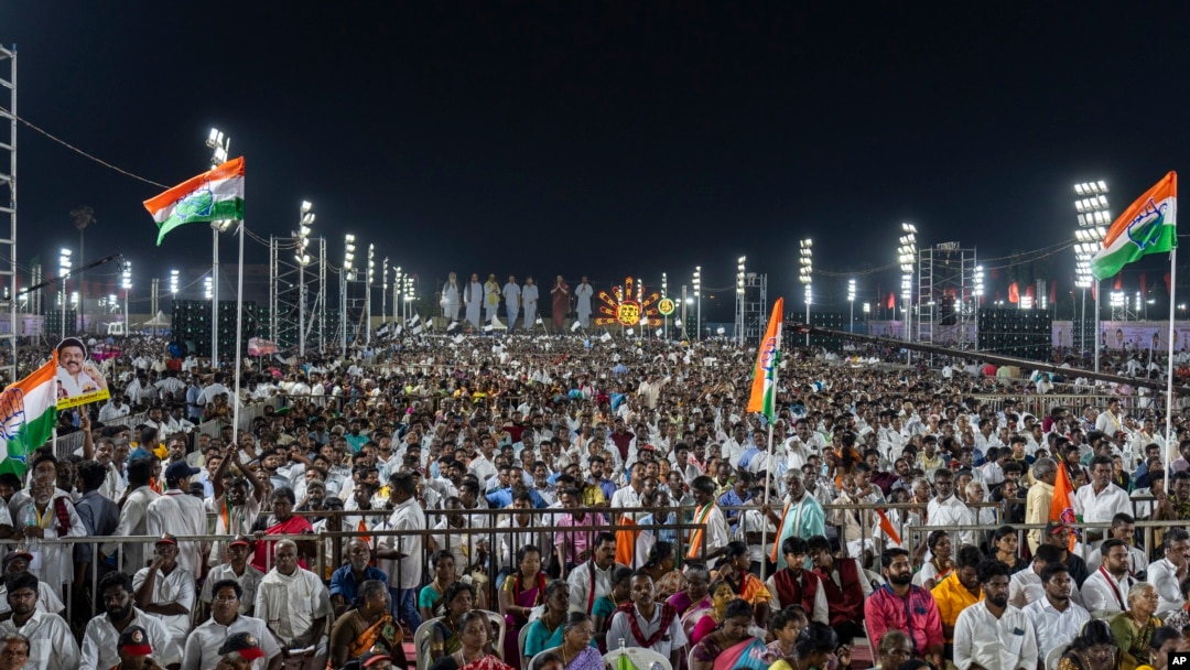 Para pendukung menghadiri rapat umum pemilu yang disampaikan oleh pemimpin Dravida Munnetra Kazhagam (DMK) dan Ketua Menteri negara bagian Tamil Nadu, M. K. Stalin, menjelang pemilihan umum di negara itu, di pinggiran kota Chennai di India selatan, 15 April 2024.
