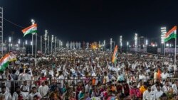 Para pendukung menghadiri rapat umum pemilu yang disampaikan oleh pemimpin Dravida Munnetra Kazhagam (DMK) dan Ketua Menteri negara bagian Tamil Nadu, M. K. Stalin, menjelang pemilihan umum di negara itu, di pinggiran kota Chennai di India selatan, 15 April 2024.