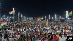 Para pendukung menghadiri rapat umum pemilu yang disampaikan oleh pemimpin Dravida Munnetra Kazhagam (DMK) dan Ketua Menteri negara bagian Tamil Nadu, M. K. Stalin, menjelang pemilihan umum di negara itu, di pinggiran kota Chennai di India selatan, 15 April 2024.