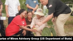 Thứ trưởng Ngoại giao Mỹ Bonnie Jenkins (trái) thăm một khu vực rà phá bom mình ở Quảng Trị trong chương trình Loại bỏ Vũ khí Thông thường ở Việt Nam do chính phủ Hoa Kỳ tài trợ.