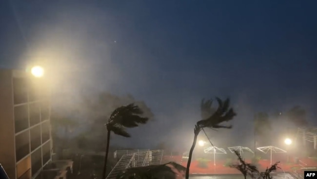 Esta captura de video de la página de Twitter de James Reynolds @EarthUncutTV muestra fuertes vientos y precipitaciones del tifón Mawar que azotó Tumon Bay, Guam, el 24 de mayo de 2023.