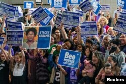 FILE - Kandidat gubernur dari Partai Demokrat Stacey Abrams berfoto dengan peserta kampanye dari Asian American and Pacific Islander (AAPI) di Norcross, Georgia, AS 7 Oktober 2022. (REUTERS/Elijah Nouvelage)