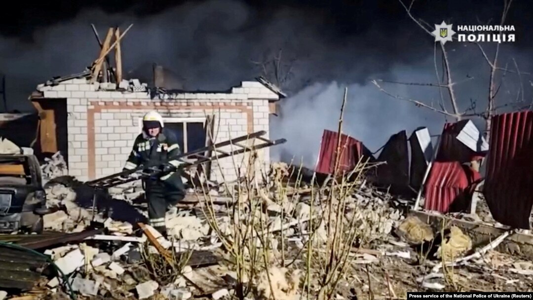 Seorang penyelamat bekerja di lokasi bangunan tempat tinggal yang rusak akibat serangan drone Rusia, Ukraina, 15 Maret 2024. (Foto: via Reuters)