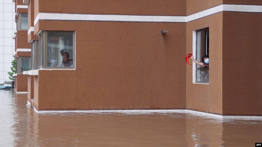 中国河北涿州民众被洪水围困家中救助救援。（2023年8月2日）(photo:VOA)