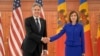 Државниот секретар на САД се ракува со претседателката на Молдавија Маја Санду во Претседателската палата во Кишинев, Молдавија, 29 мај 2024 година