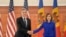Menteri Luar Negeri AS Antony Blinken (kiri) menjabat tangan Presiden Moldova Maia Sandu di Istana Kepresidenan di Chisinau, Moldova, pada 29 Mei 2024. (Foto: AP/Vadim Ghirda)