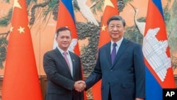 រូបឯកសារ៖ នាយករដ្ឋមន្ត្រីកម្ពុជា លោក ហ៊ុន ម៉ាណែត ចាប់ដៃជាមួយប្រធានាធិបតីចិនលោក Xi Jinping ក្នុងអំឡុងជំនួបមួយ នៅទីក្រុងប៉េកាំង ប្រទេសចិន កាលពីថ្ងៃទី ១៥ ខែកញ្ញា ឆ្នាំ ២០២៣។ (Cambodia's Prime Minister Telegram via AP)