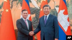 នាយករដ្ឋមន្ត្រីកម្ពុជា លោក ហ៊ុន ម៉ាណែត ចាប់ដៃជាមួយប្រធានាធិបតីចិនលោក Xi Jinping ក្នុងអំឡុងជំនួបមួយ នៅទីក្រុងប៉េកាំង ប្រទេសចិន កាលពីថ្ងៃទី ១៥ ខែកញ្ញា ឆ្នាំ ២០២៣។ (Cambodia's Prime Minister Telegram via AP)