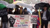 哈佛学生在哈佛大学肯尼迪学院外举行抗议活动（2024年4月20日）(Students for a Free Tibet提供）