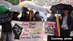 哈佛学生在哈佛大学肯尼迪学院外举行抗议活动（2024年4月20日）(Students for a Free Tibet提供）