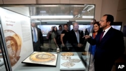 Presiden Siprus Nikos Christodoulides berdiri di depan ikon Kristen Ortodoks yang dipajang di museum arkeologi Siprus di Nicosia, pada 22 Juli 2024. (Foto: AP/Petros Karadjias)