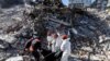 Tim SAR mengangkat jenazah korban yang diambil dari reruntuhan bangunan yang hancur akibat gempa di Antakya, Turki, 17 Februari 2023. (REUTERS/Nir Elias)