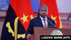 Presidente da Angola João Lourenço durante uma conferência de imprensa no palácio presidencial da Casa Rosada, no âmbito da visita do Presidente da França Emmanuel Macron, em Luanda, a 3 de Março de 2023.