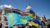 2024年4月20日，美國會眾議院投票通過向烏克蘭、以色列和台灣提供950億美元安全援助的議案後，烏克蘭支持者在國會大廈外高舉美國、烏克蘭和哈薩克斯坦的國旗。