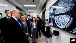 রাশিয়ার প্রধানমন্ত্রী মিখাইল মিশুস্টিন (বামে), চীনের বেইজিং-এ সিংহুয়া বিশ্ববিদ্যালয় পরিদর্শন করছেন। বুধবার। ২৪ মে, ২০২৩। (সরকারি পুলের ছবি )