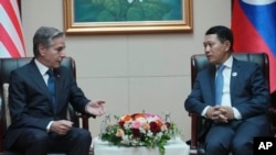 U.S. Secretary of State Antony Blinken talks with Laotian Deputy Prime Minister and Foreign Minister Saleumxay Kommasith during an ASEAN foreign ministers meeting in Vientiane, July 27, 2024.