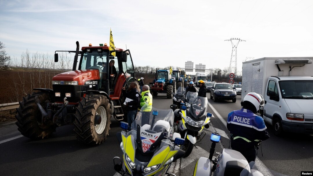 Fransa'da çiftçiler protesto gösterisi düzenliyor
