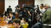 بیجنگ میں وزارت خارجہ کے دفتر میں ہونے والی پریس کانفرنس کے لیے ملکی اور غیر ملکی صحافی موجود ہیں۔ چین نے گزشتہ سال 100 صحافیوں کو جیلوں میں ڈالا تھا، جو دنیا بھر میں سب سے بڑی تعداد ہے۔ 26 اپریل 2023 فوٹو اے پی۔
