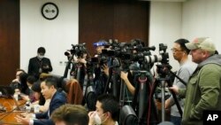 ARCHIVO - Periodistas chinos y extranjeros en una conferencia de prensa en Beijing en el Ministerio de Relaciones Exteriores en abril de 2023.