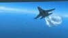 Esta foto tomada de un video divulgado el jueves 16 de marzo de 2023 muestra un Su-27 ruso acercándose a la parte trasera del dron MQ-9 y comenzando a liberar combustible a medida que pasa, sobre el Mar Negro, dijo el Pentágono.