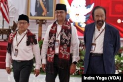 Anies Baswedan (tengah) dan Muhaimin Iskandar (kiri) serta Ketua Umum Partai Nasdem, Surya Paloh (kanan) mendatangi Komisi Pemilihan Umum KPU) untuk mendaftar sebagai calon presiden dan wakil presiden dalam pilpres 2024, Jakarta, Kamis, 19 Oktober 2023. (Foto: Indra Yoga/VOA)