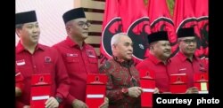 Para calon dari PDIP di Pilkada 2024 menunjukkan surat rekomendasi DPP PDIP, pekan lalu. (Courtesy: PDI Perjuangan)