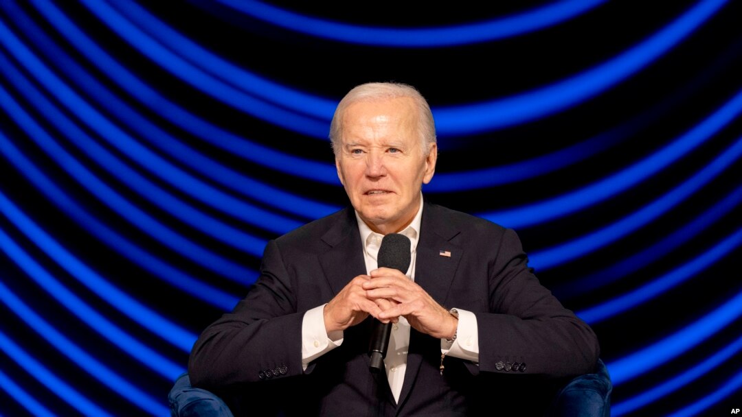 Prezidan Joe Biden chita pandan yon aktivite politik ak ansyen Prezidan Barack Obama, nan Los Angeles, 15 Jyen 2024. 