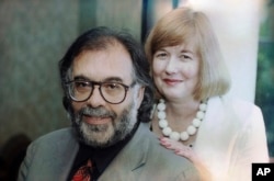 ARCHIVO - Francis Ford Coppola y su esposa, Eleanor, posan el 16 de julio de 1991 en Los Ángeles, California.
