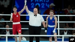 
Lin Yu-ting dari Taiwan, kiri, melakukan selebrasi setelah mengalahkan petinju Turki Esra Yildiz dalam pertandingan semifinal tinju semifinal 57 kg putri di Olimpiade Musim Panas 2024, 7 Agustus 2024, di Paris. (Foto: John Locher/AP Photo)