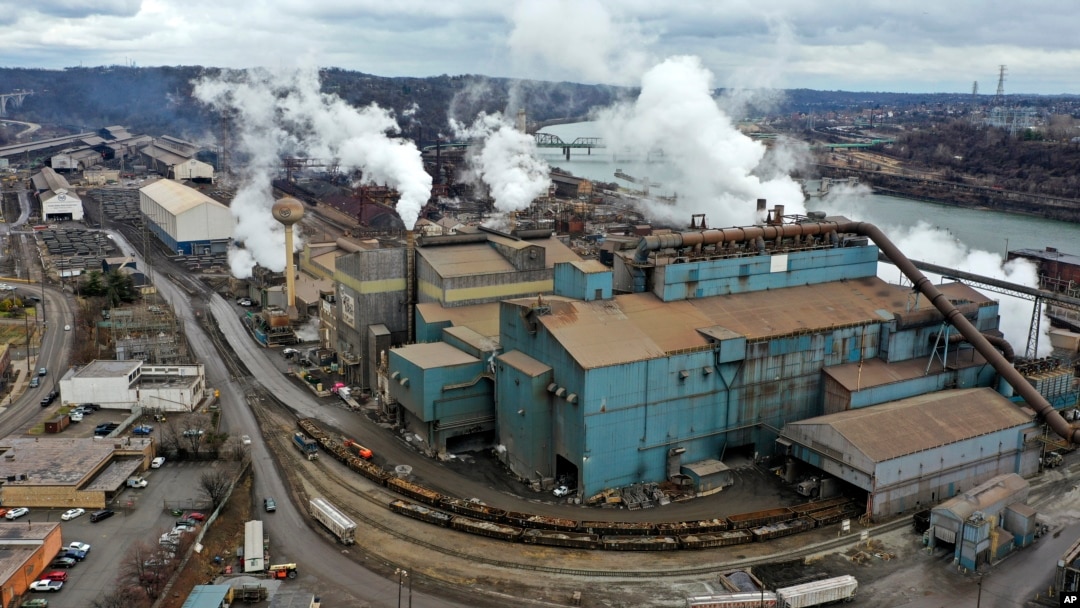 Pabrik pengolahan baja Edgar Thomson Works milik US Steel yang terletak di Braddock, Pennsylvania, dalam foto yang diambil pada 18 Desember 2023. (Foto: AP/Gene J. Puskar)