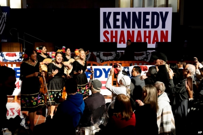 Ženska marijači grupa Las Colibri pjeva pristalicama nezavisnog predsjedničkog kandidata Roberta F. Kennedyja mlađeg, u Los Angelesu, 30. marta 2024.