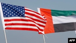 美國與阿聯酋國旗。