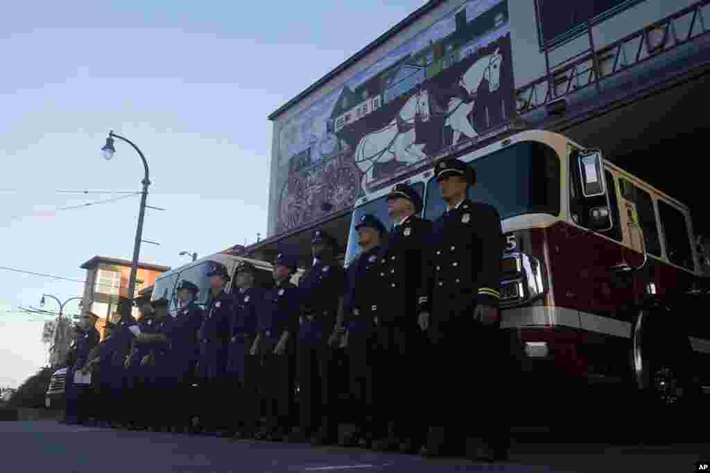 Los Bomberos de San Francisco escuchan mientras se leen los nombres de los bomberos y socorristas que perdieron la vida el 11 de septiembre de 2001.
