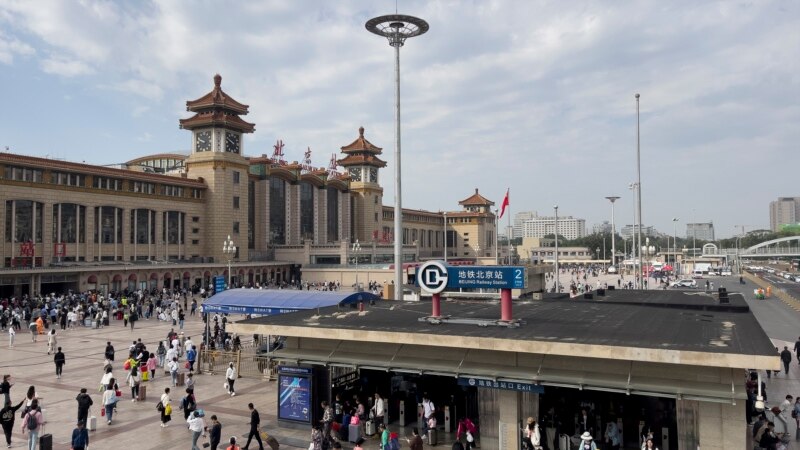 Lalu lalang wisatawan di Stasiun Kereta Api Beijing, Jumat, 29 September 2023. (AP/Andy Wong)