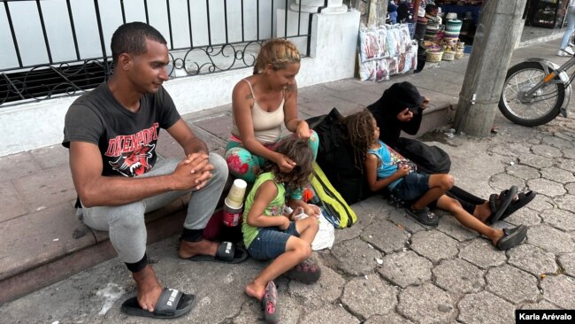 Una familia de venezolanos recién llega a Esquipulas, Guatemala, el 16 de septiembre. [Fotografía Karla Arévalo/VOA]